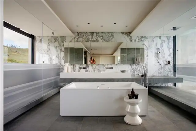 Бетонный бассейн на крыше The Wall House от Guedes Cruz Arquitectos