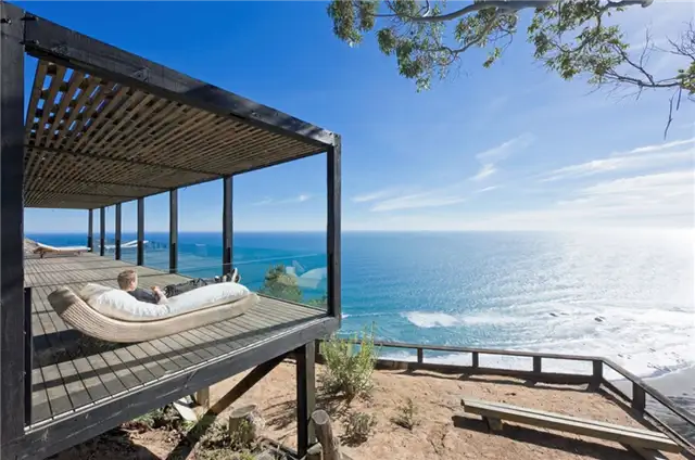Плавательные бассейны в бетонном доме The Wall House от Guedes Cruz Arquitectos