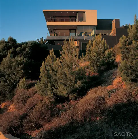 Плавательные бассейны в бетонном доме The Wall House от Guedes Cruz Arquitectos