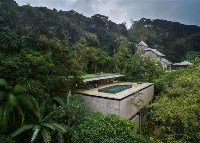 Плавательные бассейны в бетонном доме The Wall House от Guedes Cruz Arquitectos
