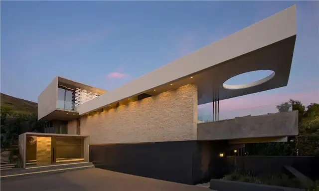 Плавательные бассейны в бетонном доме The Wall House от Guedes Cruz Arquitectos