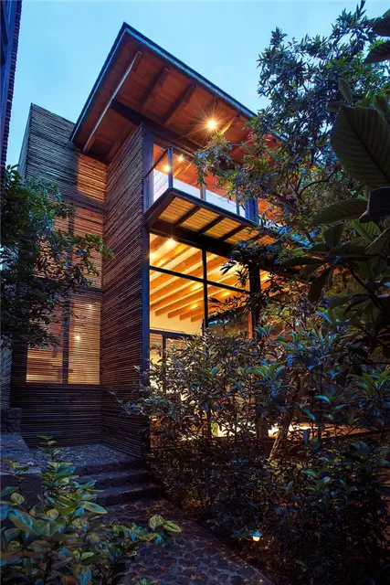Бетонный дом The Wall House от Guedes Cruz Arquitectos с полом и консольным бассейном