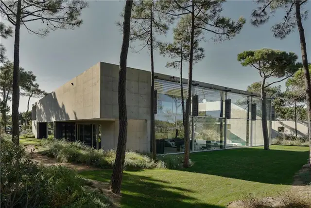 Плавательные бассейны в бетонном доме The Wall House от Guedes Cruz Arquitectos