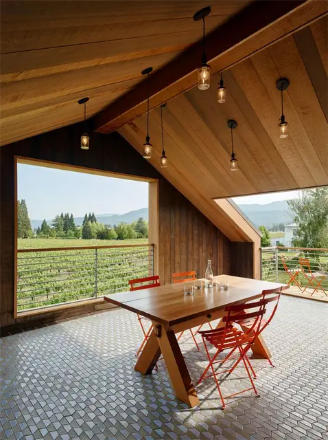 Napa Barn - Архитектурное бюро Anderson Architects - сервировочный стол со складными стульями