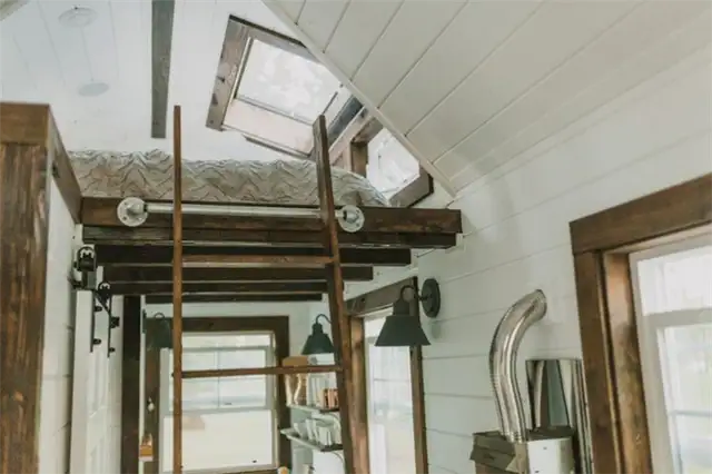 Tiny Luxe House on Wheels Спальня-лофт