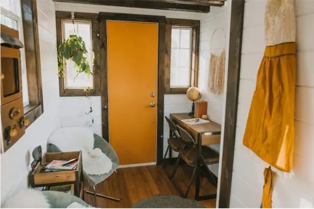 Tiny Luxe House on Wheels интерьер