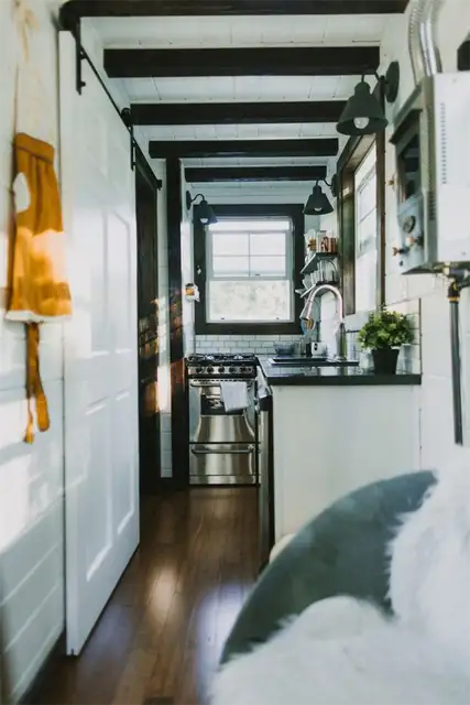 Tiny Luxe House on Wheels кухня