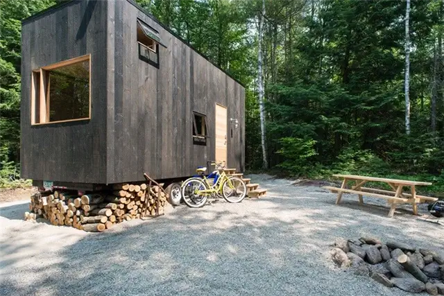 Test-Driving Tiny House Living вид на кровать