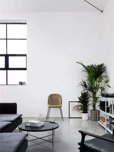 Белые стены Бывший склад в доме по проекту Paper House