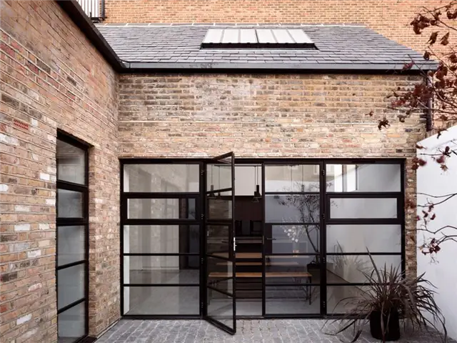 Черные рамы и кирпич Бывший склад в доме от Paper House Project