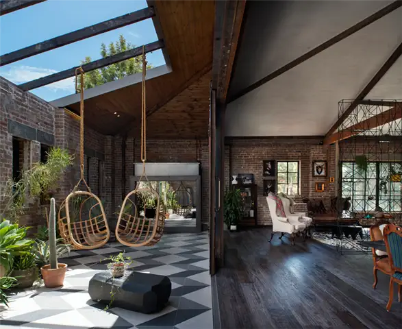 Подвесные кресла в стиле Warehouse-To-Living Conversion от Allen Jack Cottier