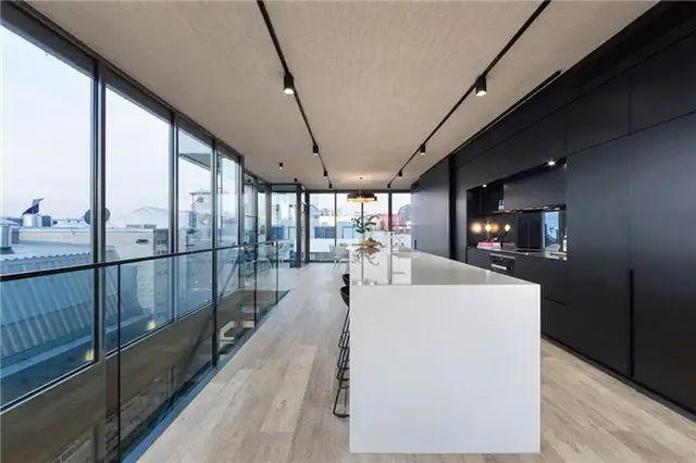 Черно-белая кухня Contemporary Elegance in Prahran