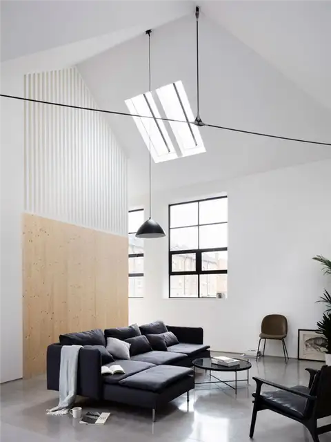 Высокие потолки Бывший склад в доме по проекту Paper House
