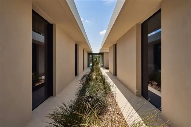 Резиденция MaisonP во Франции от PietriArchitectes - внутренний двор