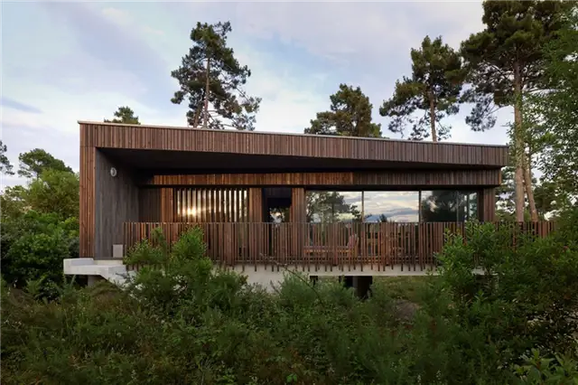 Облицованный деревом дом La Maison des Landes - Maud Caubet Architects - архитектура