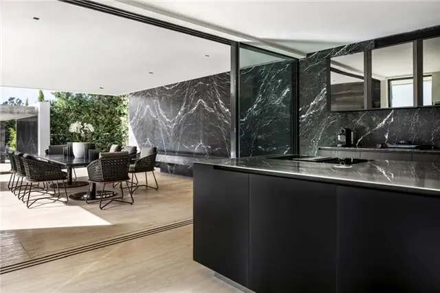 Современный дом во Франции от SAOTA - мраморные стены