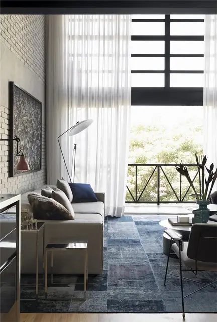 Диван и окно в лофте Industrial Sao Paulo