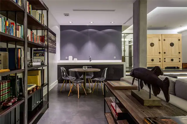 Книжный шкаф в доме Residencial III