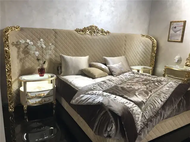 Негабаритное изголовье кровати в сером бархате и белая тумбочка