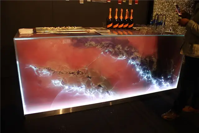Cosmopolitan Glass сочетает в себе драгоценные камни