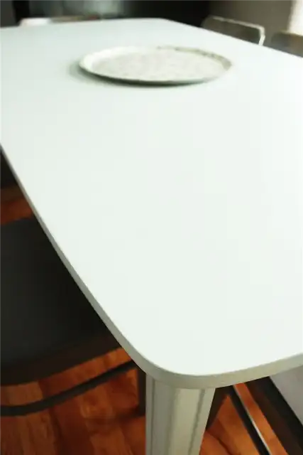How-to-Paint-a-Dining-Table-priming-painting