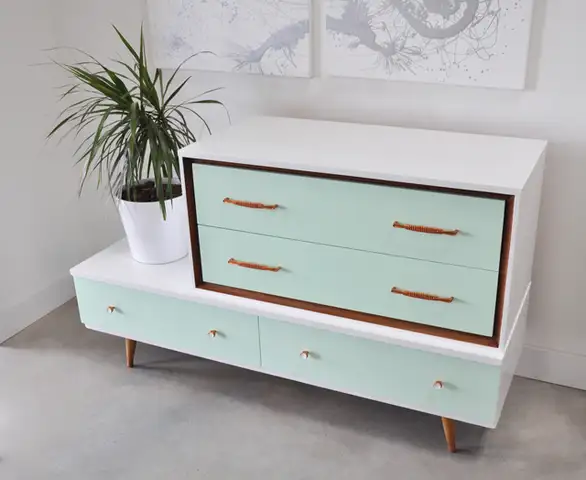 Асимметричная гардеробная в стиле mid-century