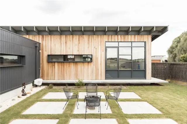 Патио из плитняка в доме Golf Course House