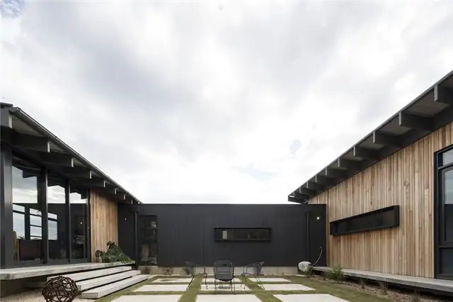 Внутренний двор дома Golf Course House