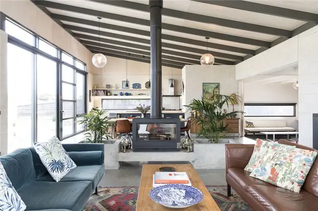 Гостиная Golf Course House разделена камином