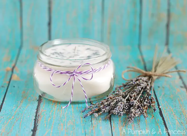 DIY (своими руками)-Lavender-Mason-Jar-Candle