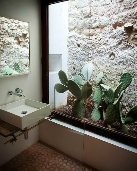 маленькая ванная-большие-оконные-цветы