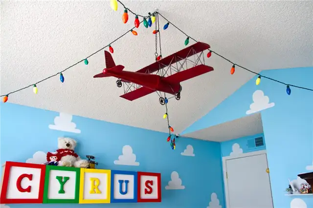 toy-story-boys-themed-room-airplane-ceiling