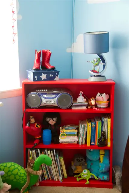 toy-story-boys-themed-room-shelves