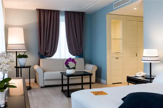 Turin Palace Hotel - Турин, Италия небольшой белый диван за окном