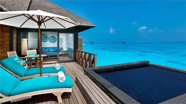 Бунгало JA Manafaru Island с шезлонгами и частным бассейном
