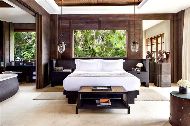 Mandapa, A Ritz-Carlton Reserve - Убуд, Индонезия Комната с подвесными светильниками над тумбочкой - лампы Эдисона