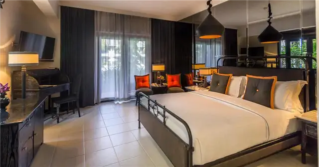 Shinta Mani Resort - Провинция Сиемреап, Камбоджа Зеркальная стена за диваном