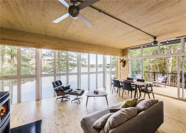 Дизайн интерьера коттеджа Cross-Laminated-Timber с креслом Eames Chair with Ottoman
