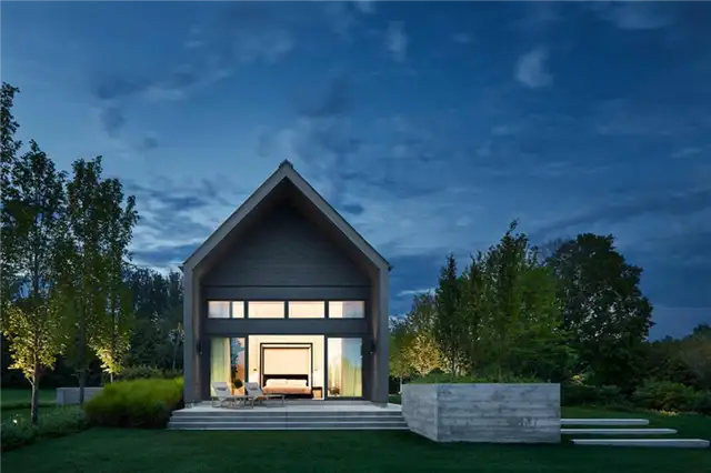 Дом с черной облицовкой - каркас от Scott Posno Design 