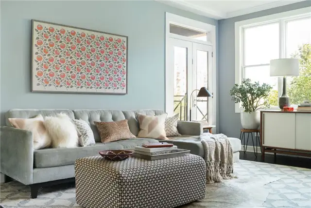 Гостиная в стиле midcentury с рисунком