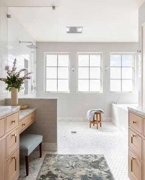 Ванная комната Colonial Revival House Renovation by Ryan Rhodes Designs
