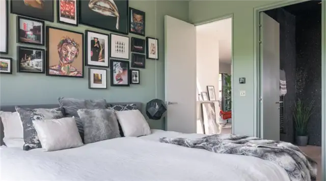 The Early Risers Interior Design - настенное искусство в спальне