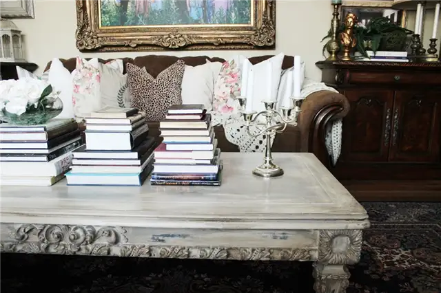Small Living Room Packed with Pieces - минималистичный декор