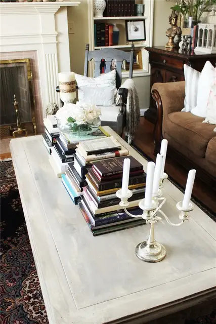 Small Living Room Packed with Pieces - книги в стопках для декора