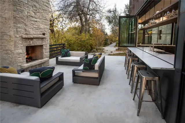 Камин в доме Chickadee Surround Architecture