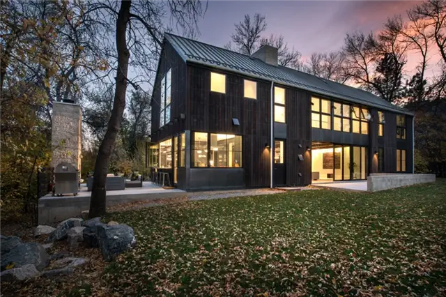 Вид сбоку на дом Chickadee Surround Architecture