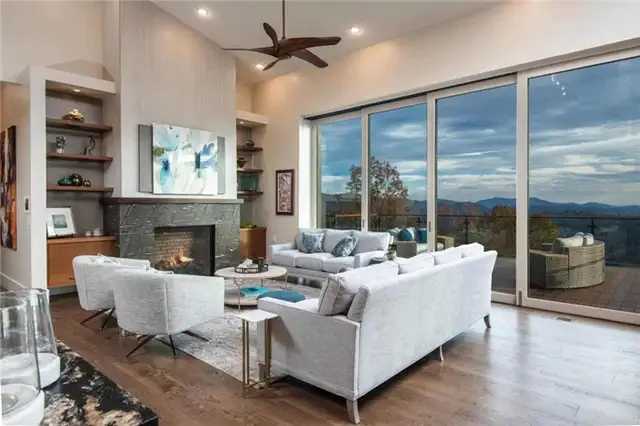 Камин в резиденции Blue Ridge Mountains Residence