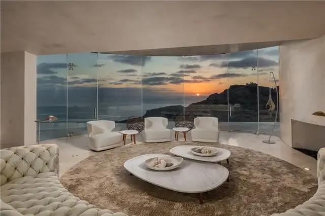 Iconic Razor House в Ла-Джолле - гостиная