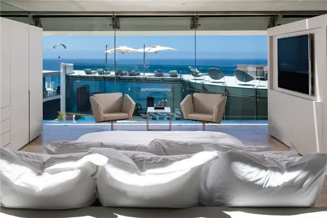 La Jolla's Iconic Razor House - декор спальни