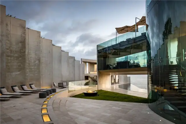 La Jolla's Iconic Razor House - шезлонги
